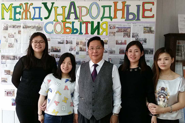 说明: H:\5.12\1\3代表团看望云顶国际yd333交换生.jpg